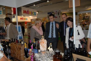 Gospođa Danuta Nowacka iz hrvatskog konzulata prezentira distributerima hrvatska vina